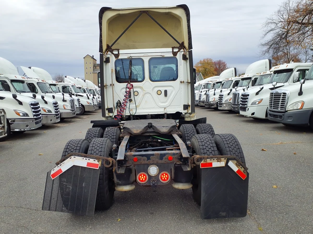 2019 Freightliner Cascadia - image 5