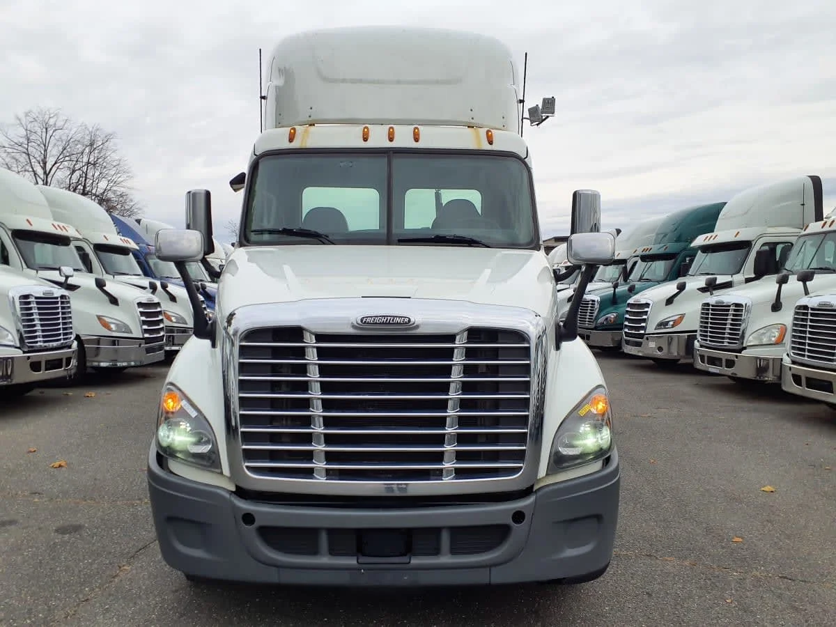 2019 Freightliner Cascadia - image 2