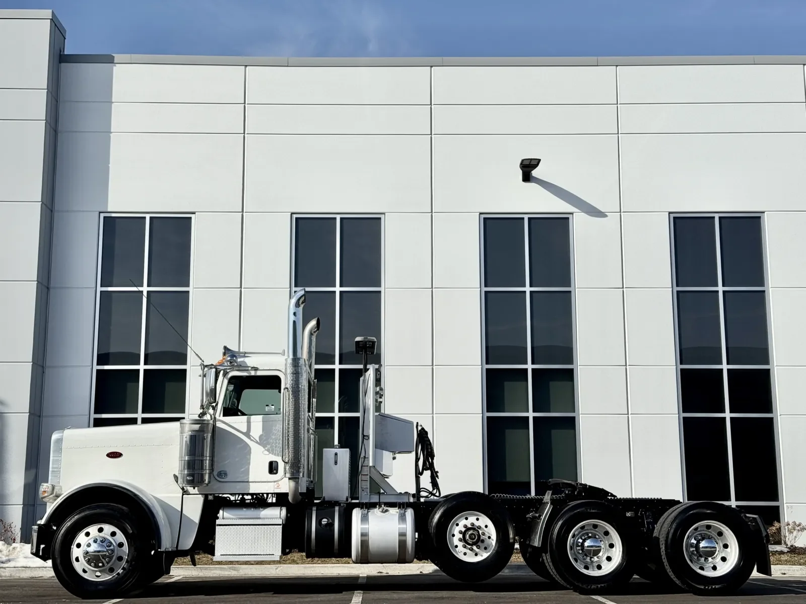 2018 Peterbilt 389 in New Lenox, IL — photo 4