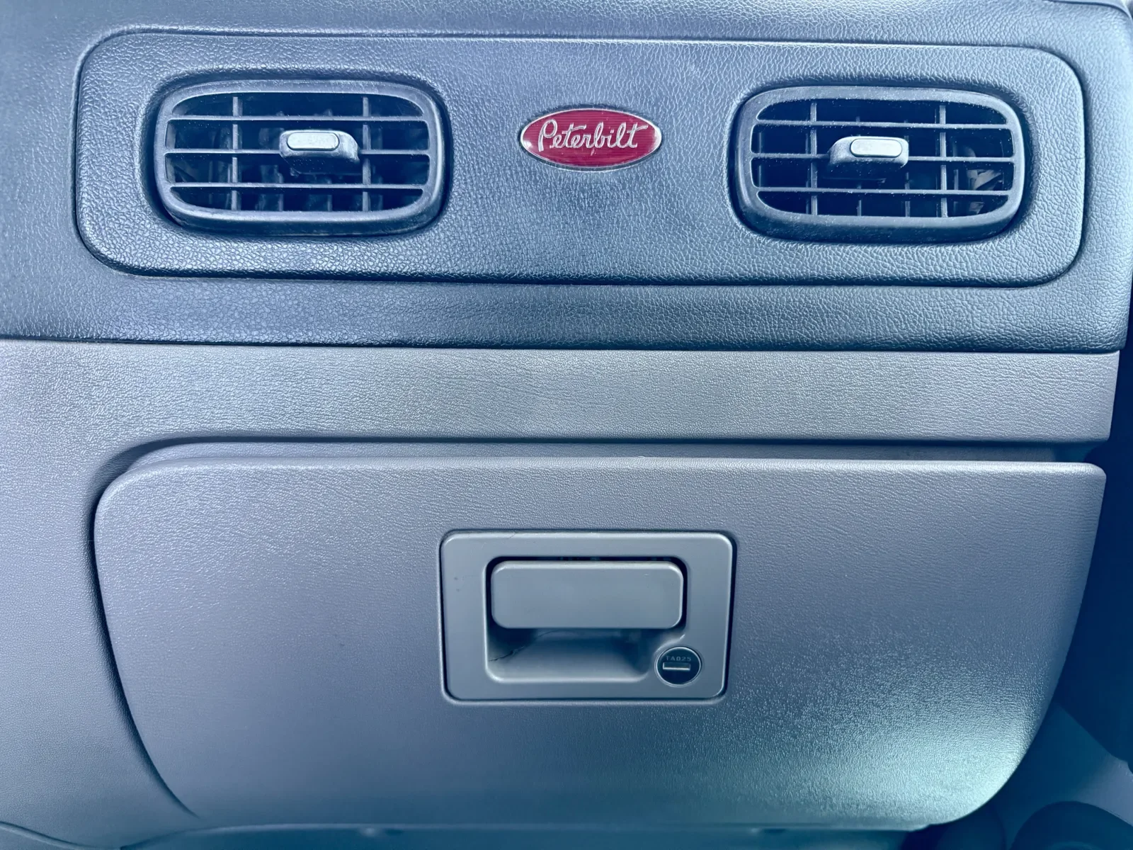 2018 Peterbilt 389 - image 19