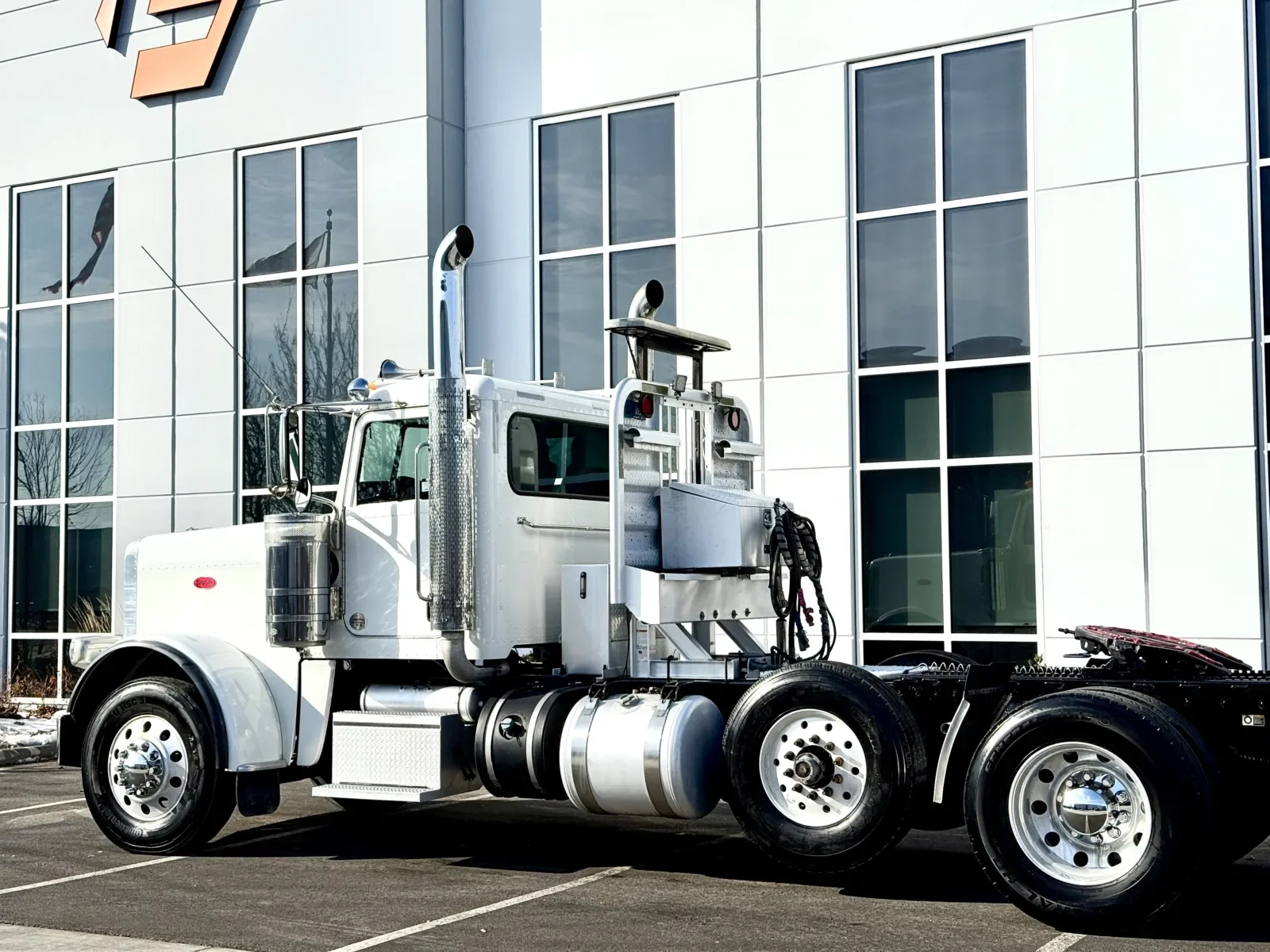 2018 Peterbilt 389 - image 8