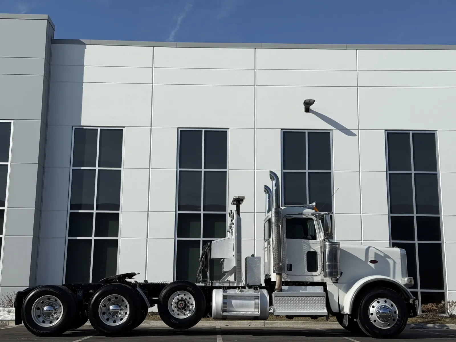 2018 Peterbilt 389 - image 3
