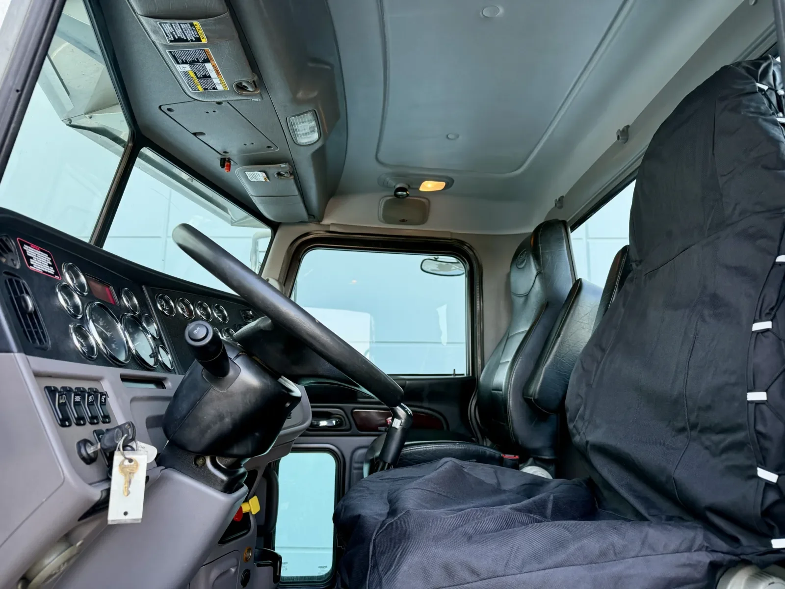 2018 Peterbilt 389 - image 14