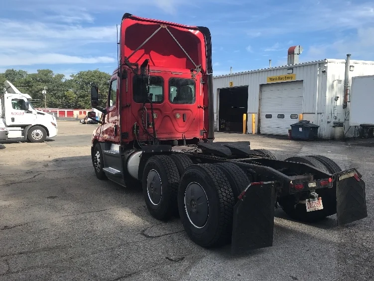 2019 Freightliner Cascadia in Auburn, MA — photo 5