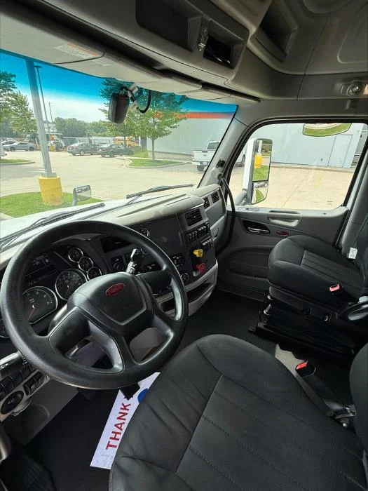 2022 Peterbilt 579 - image 2