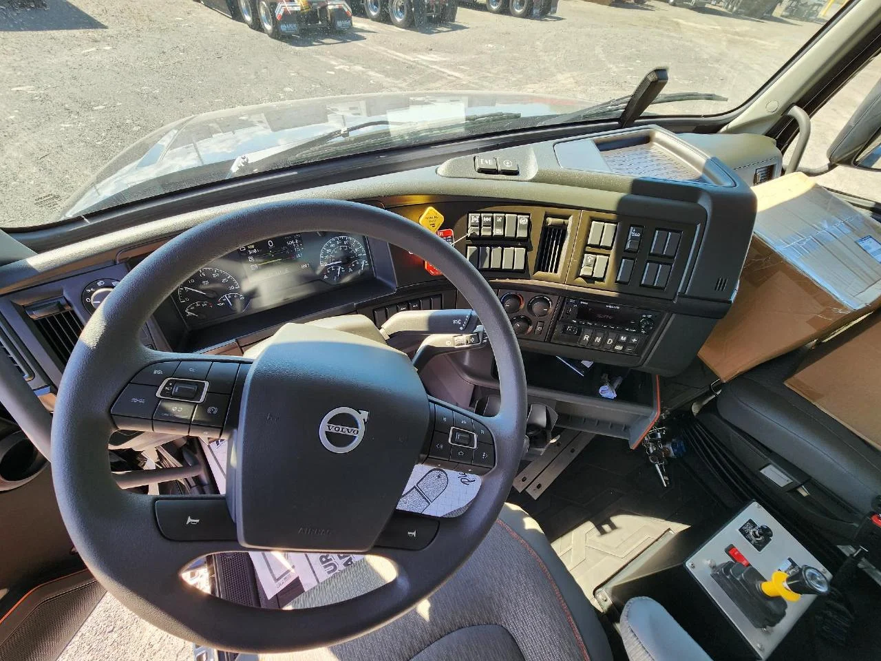 2025 Volvo VHD 300 in Dunmore, PA — photo 7