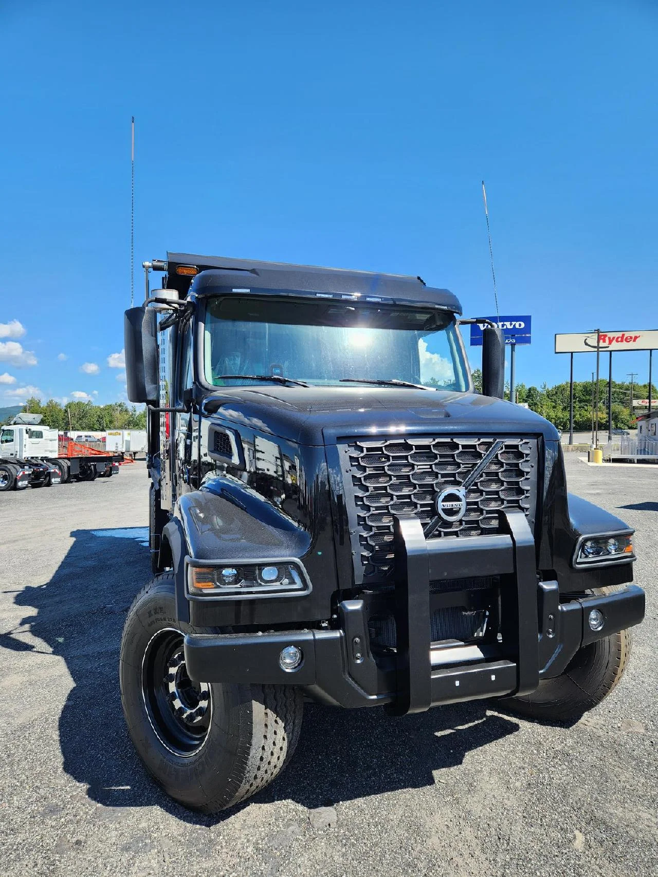 2025 Volvo VHD 300 in Dunmore, PA — photo 5