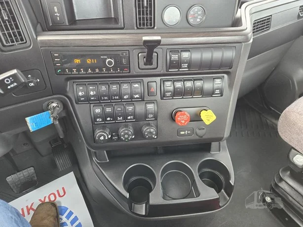 2025 International HX in MN — photo 18