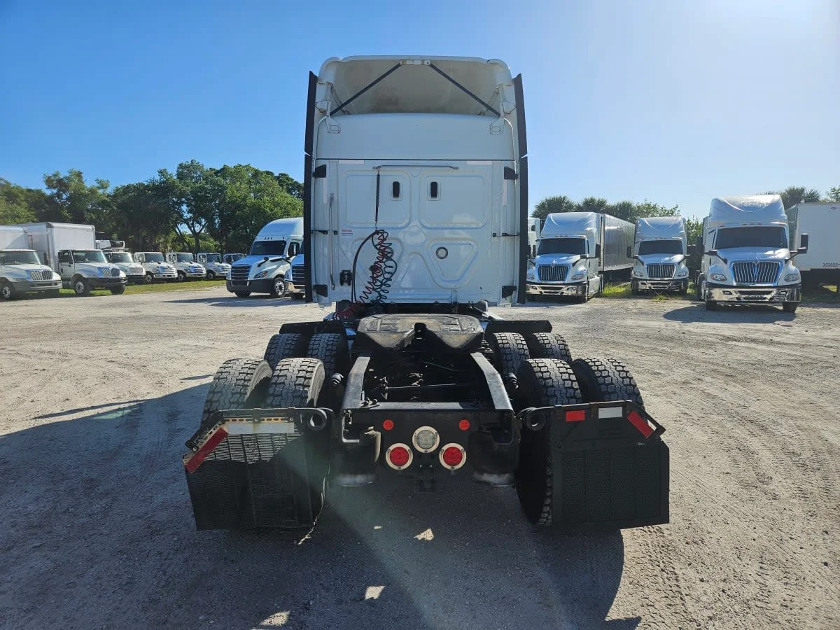 2020 Freightliner Cascadia - image 5