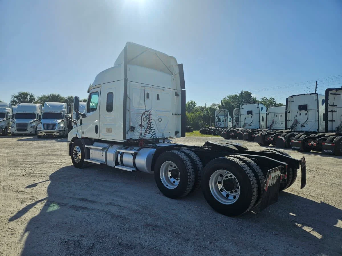 2020 Freightliner Cascadia - image 6