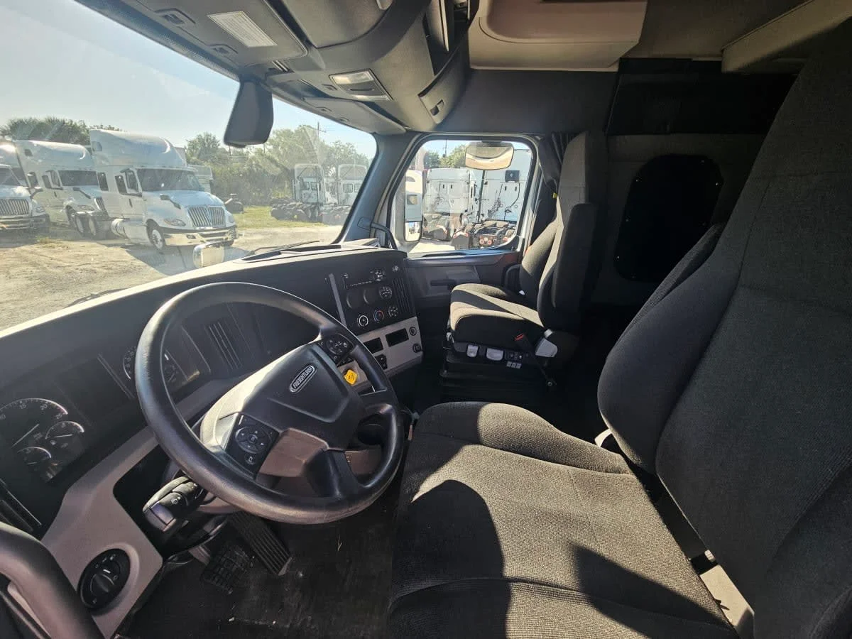 2020 Freightliner Cascadia - image 7