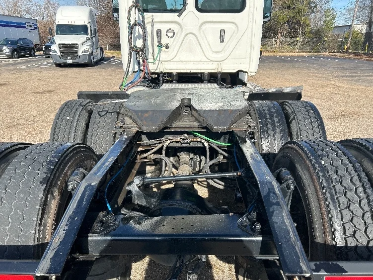 2020 Freightliner Cascadia - image 6