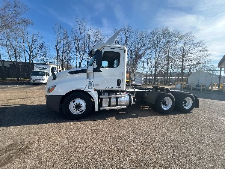 2020 Freightliner Cascadia - image 4