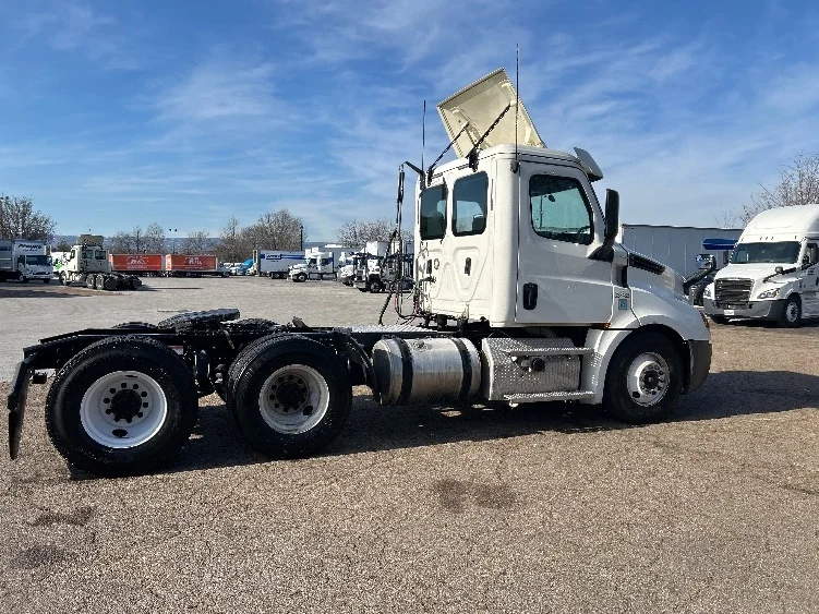 2020 Freightliner Cascadia - image 8