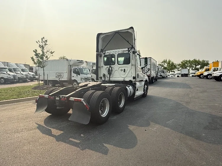 2019 Freightliner Cascadia - image 7