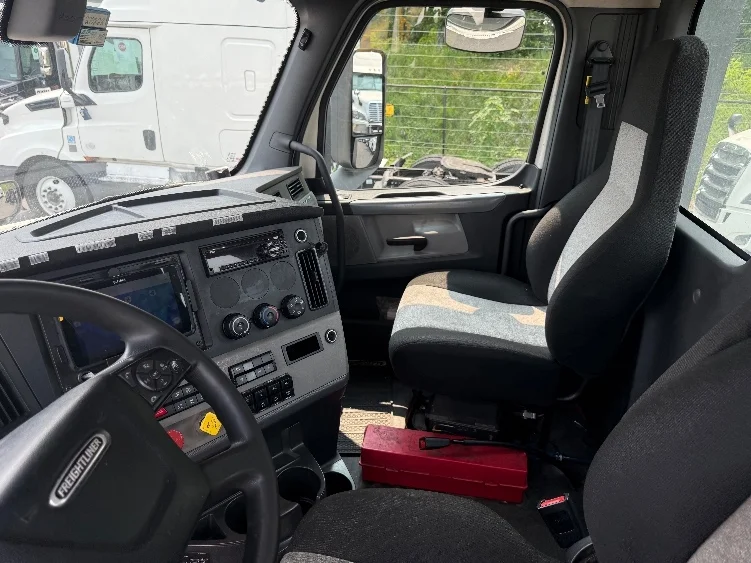 2019 Freightliner Cascadia - image 10