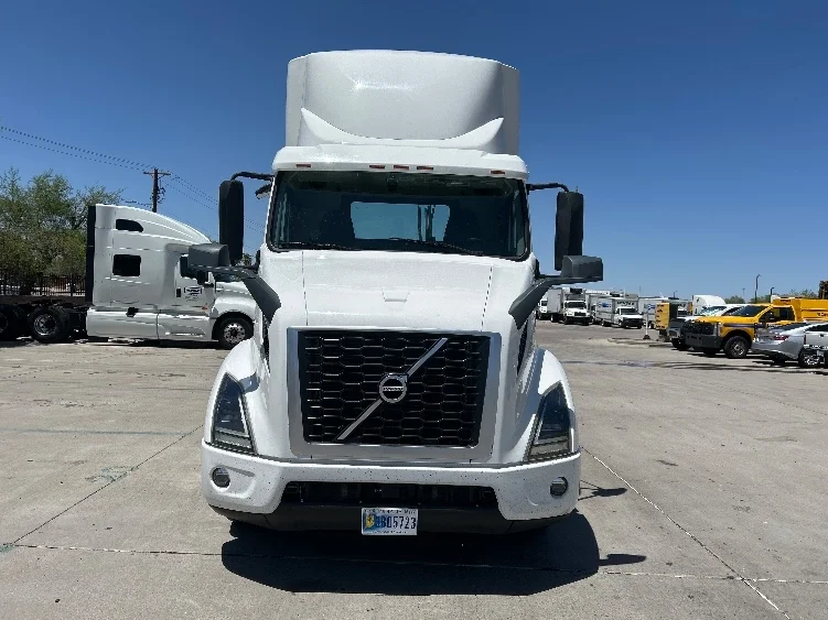 2021 Volvo VNR 640 - image 2