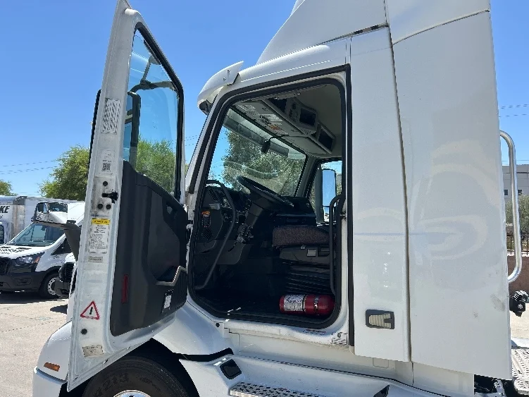 2021 Volvo VNR 640 - image 9