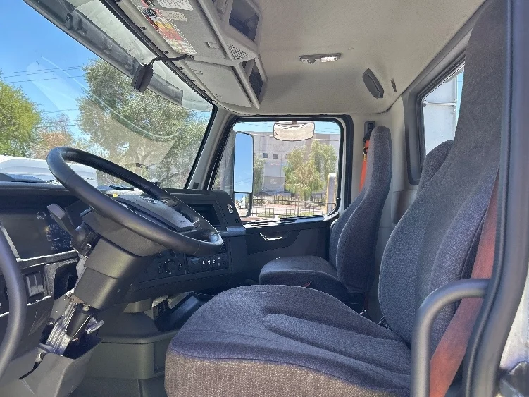 2021 Volvo VNR 640 - image 10