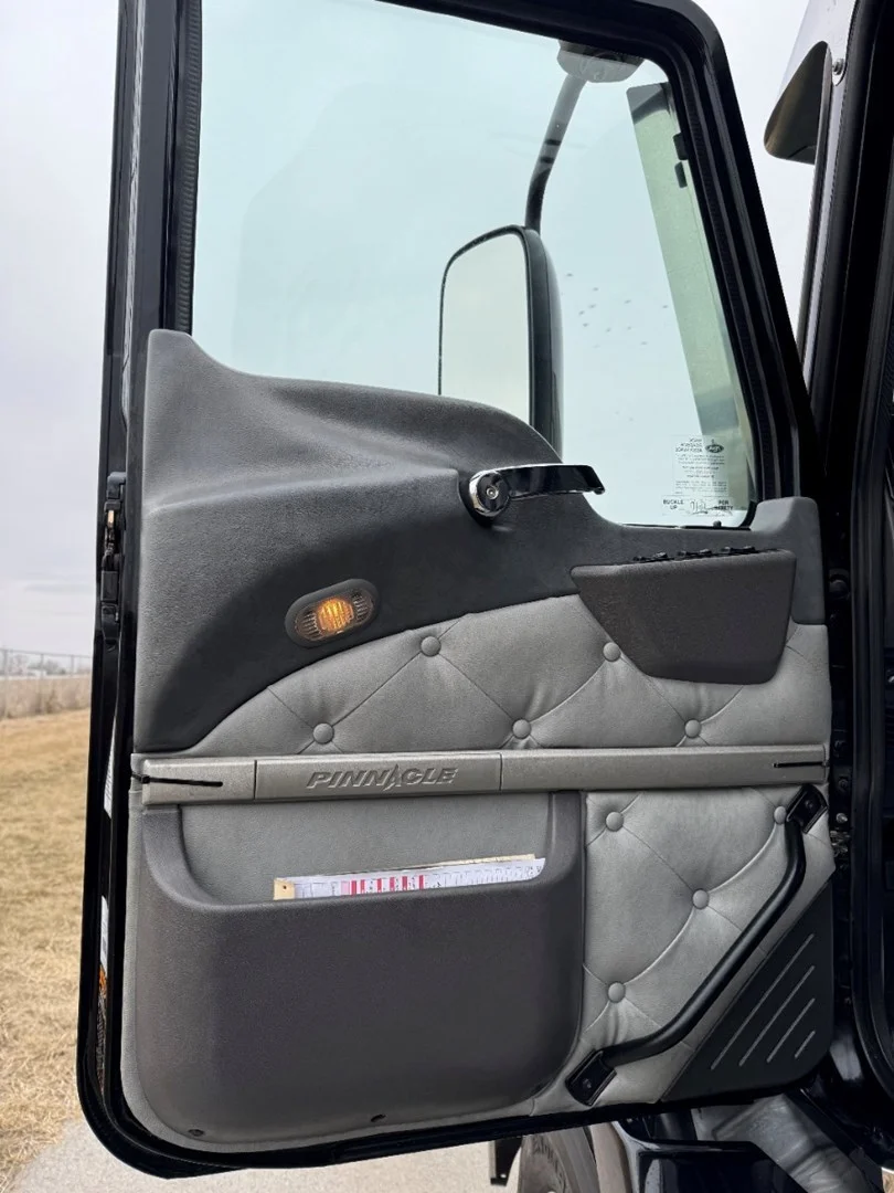 2017 MACK CXU613 - USED TRUCKS SLEEPER - image 11