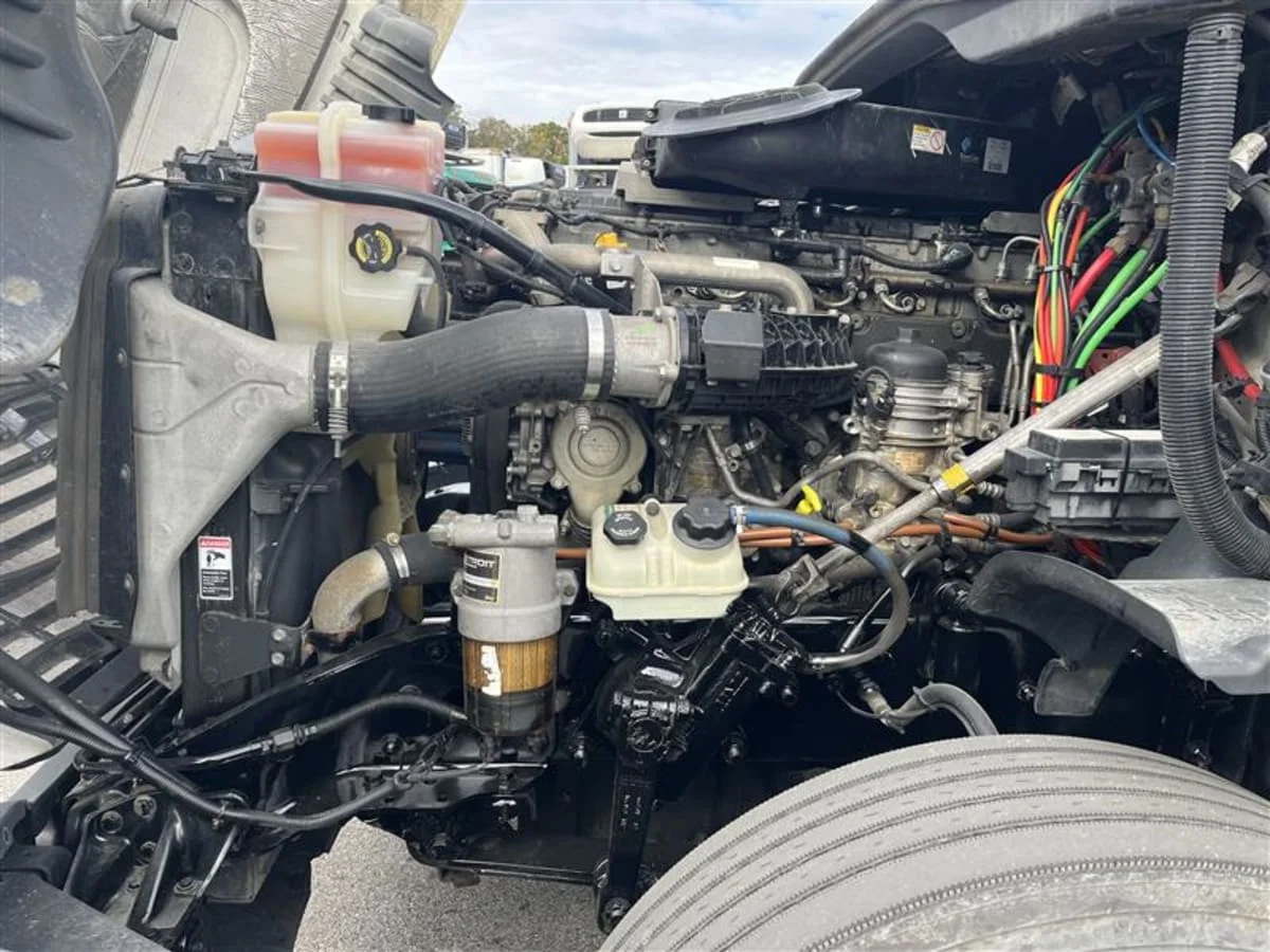 2019 Freightliner Cascadia - image 8