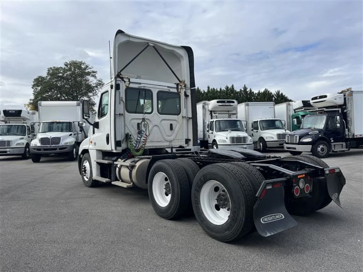 2019 Freightliner Cascadia - image 6