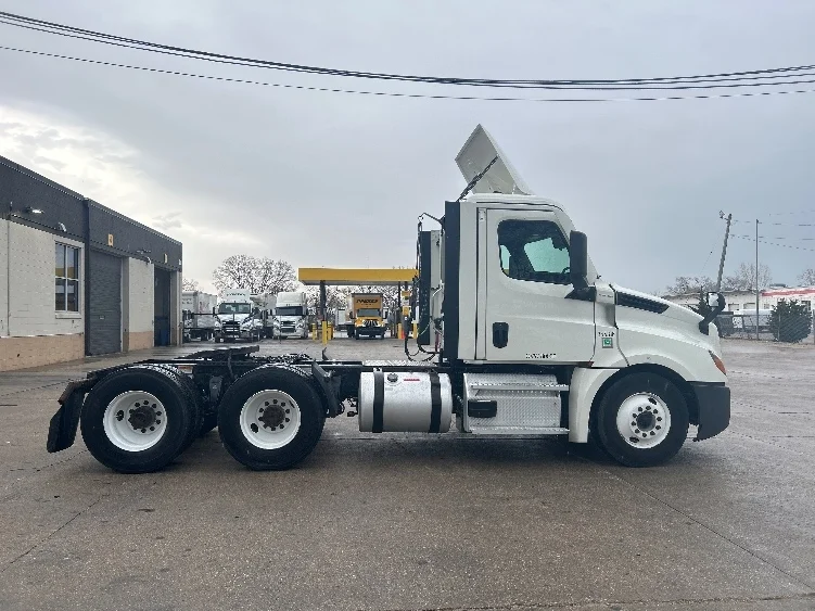 2021 Freightliner Cascadia in Des Moines, IA — photo 8