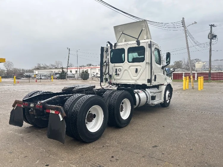 2021 Freightliner Cascadia in Des Moines, IA — photo 7