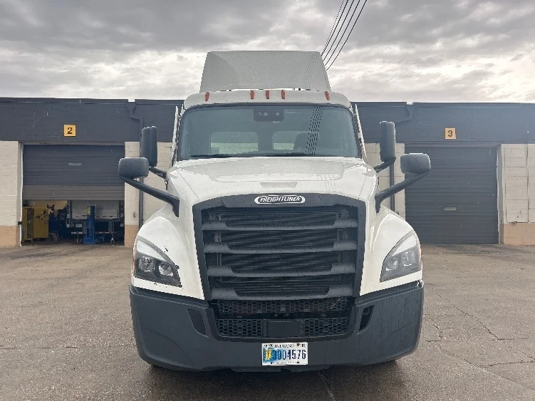2021 Freightliner Cascadia in Des Moines, IA — photo 2