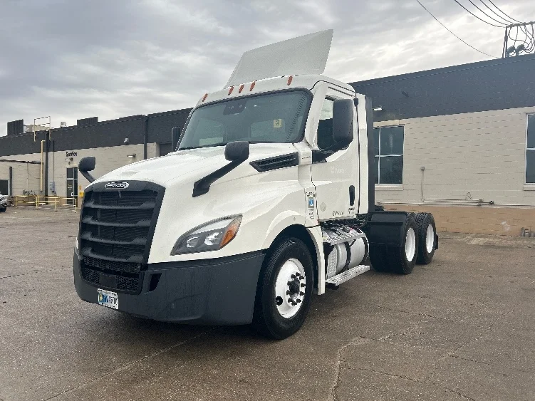 2021 Freightliner Cascadia in Des Moines, IA — photo 3