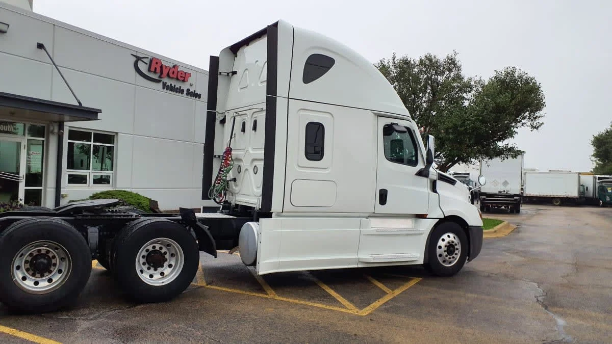2023 Freightliner Cascadia in Bolingbrook, IL — photo 4