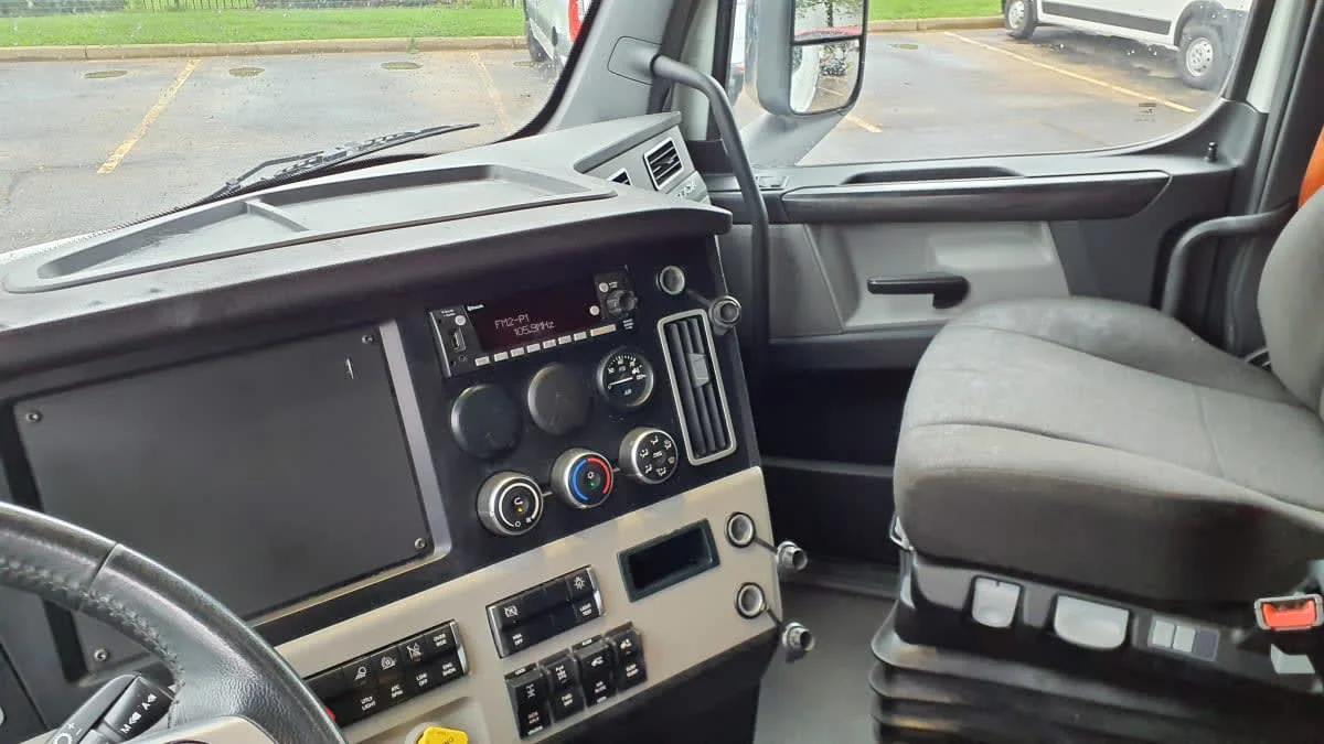 2023 Freightliner Cascadia in Bolingbrook, IL — photo 7