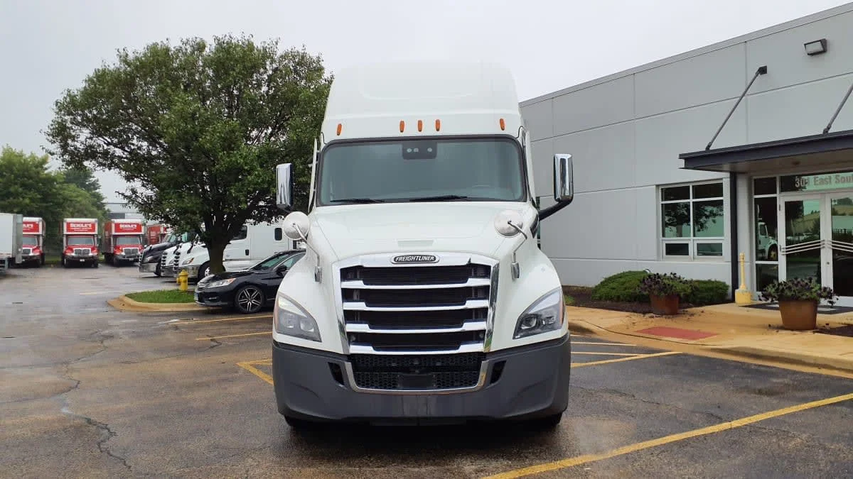 2023 Freightliner Cascadia in Bolingbrook, IL — photo 2
