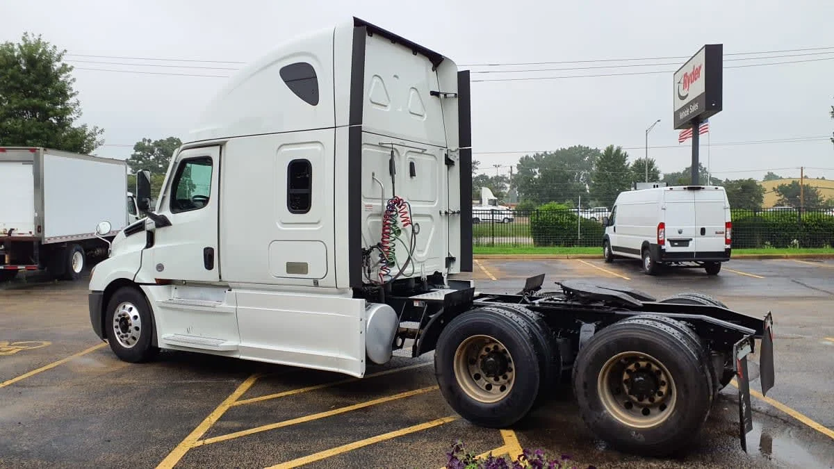 2023 Freightliner Cascadia in Bolingbrook, IL — photo 6