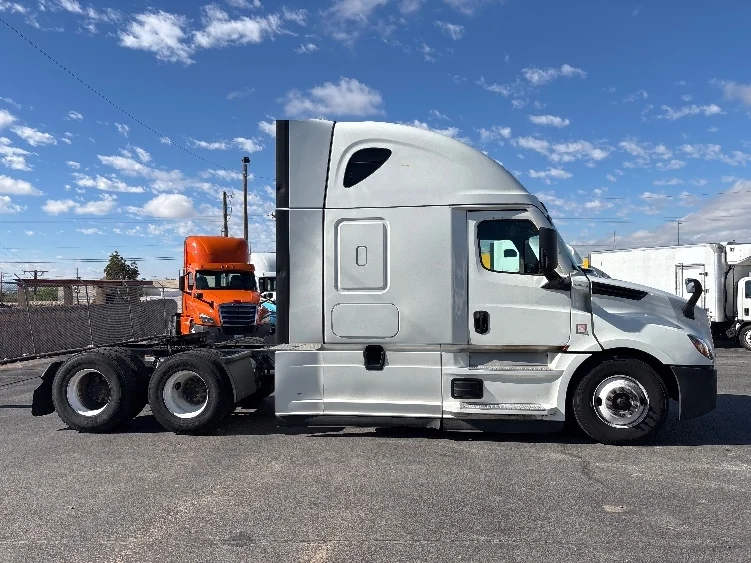 2021 Freightliner Cascadia - image 8