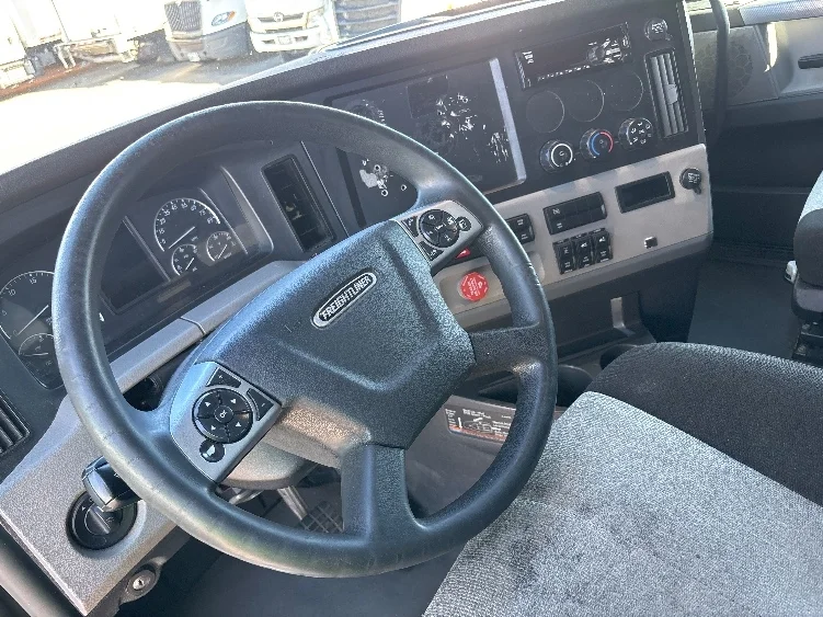 2021 Freightliner Cascadia - image 10