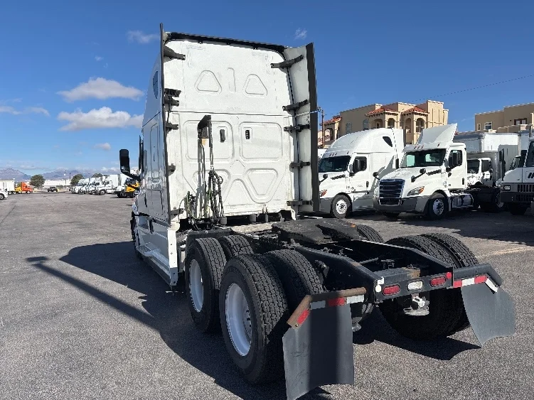 2021 Freightliner Cascadia - image 5
