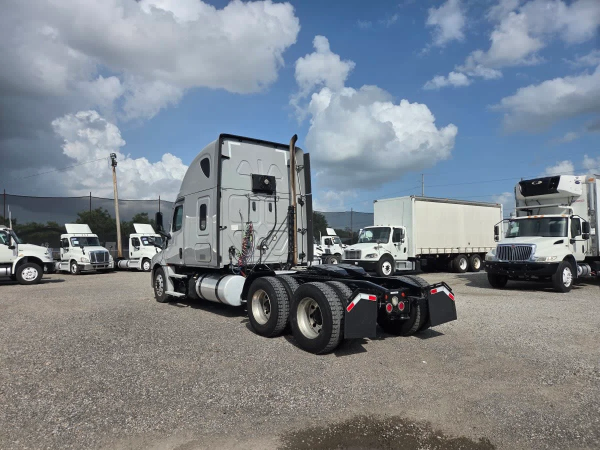 2021 Freightliner Cascadia in St. Rose, LA — photo 6