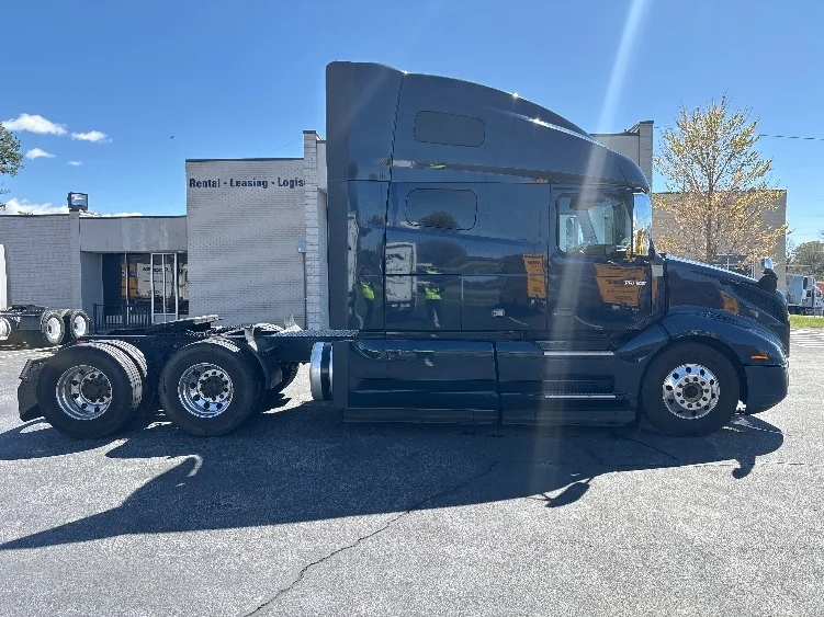 2020 Volvo VNL 760 - image 8