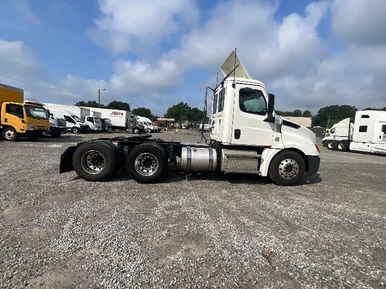 2020 Freightliner Cascadia in Baltimore, MD — photo 8