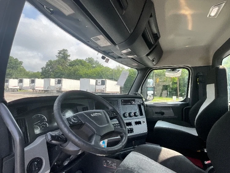 2020 Freightliner Cascadia in Baltimore, MD — photo 10