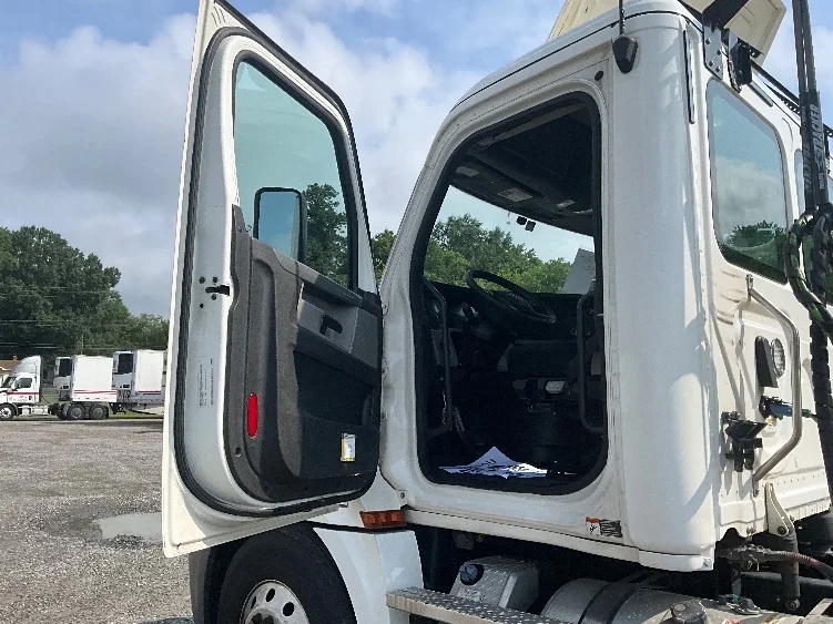 2020 Freightliner Cascadia in Baltimore, MD — photo 9