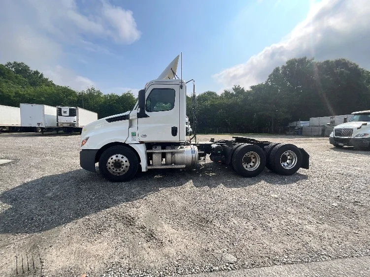 2020 Freightliner Cascadia in Baltimore, MD — photo 4
