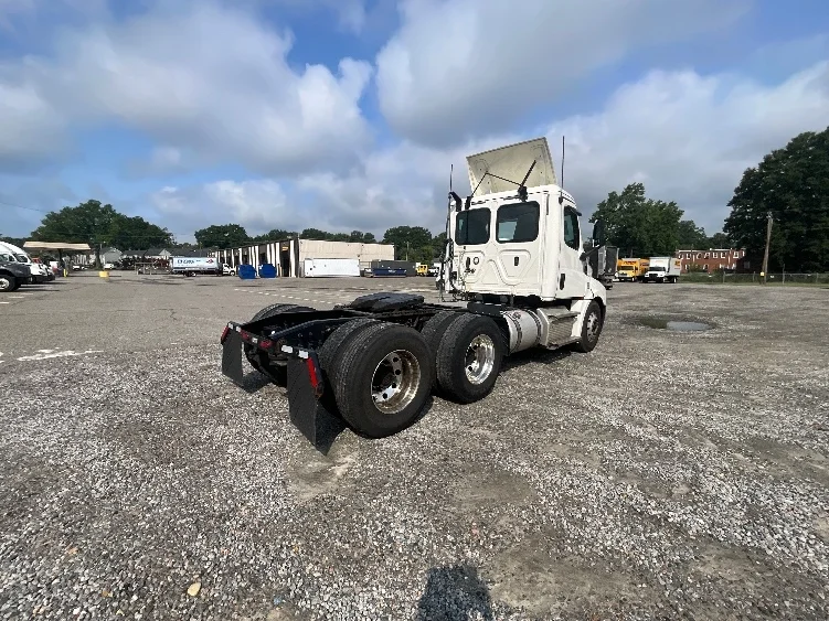 2020 Freightliner Cascadia in Baltimore, MD — photo 7