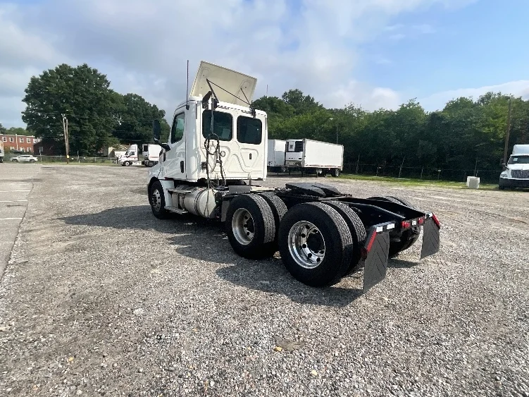 2020 Freightliner Cascadia in Baltimore, MD — photo 5