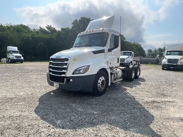 2020 Freightliner Cascadia in Baltimore, MD — photo 3