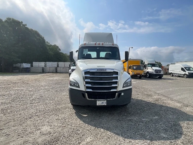 2020 Freightliner Cascadia in Baltimore, MD — photo 2