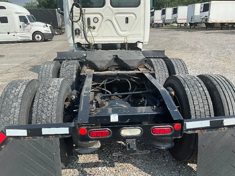 2020 Freightliner Cascadia in Baltimore, MD — photo 6