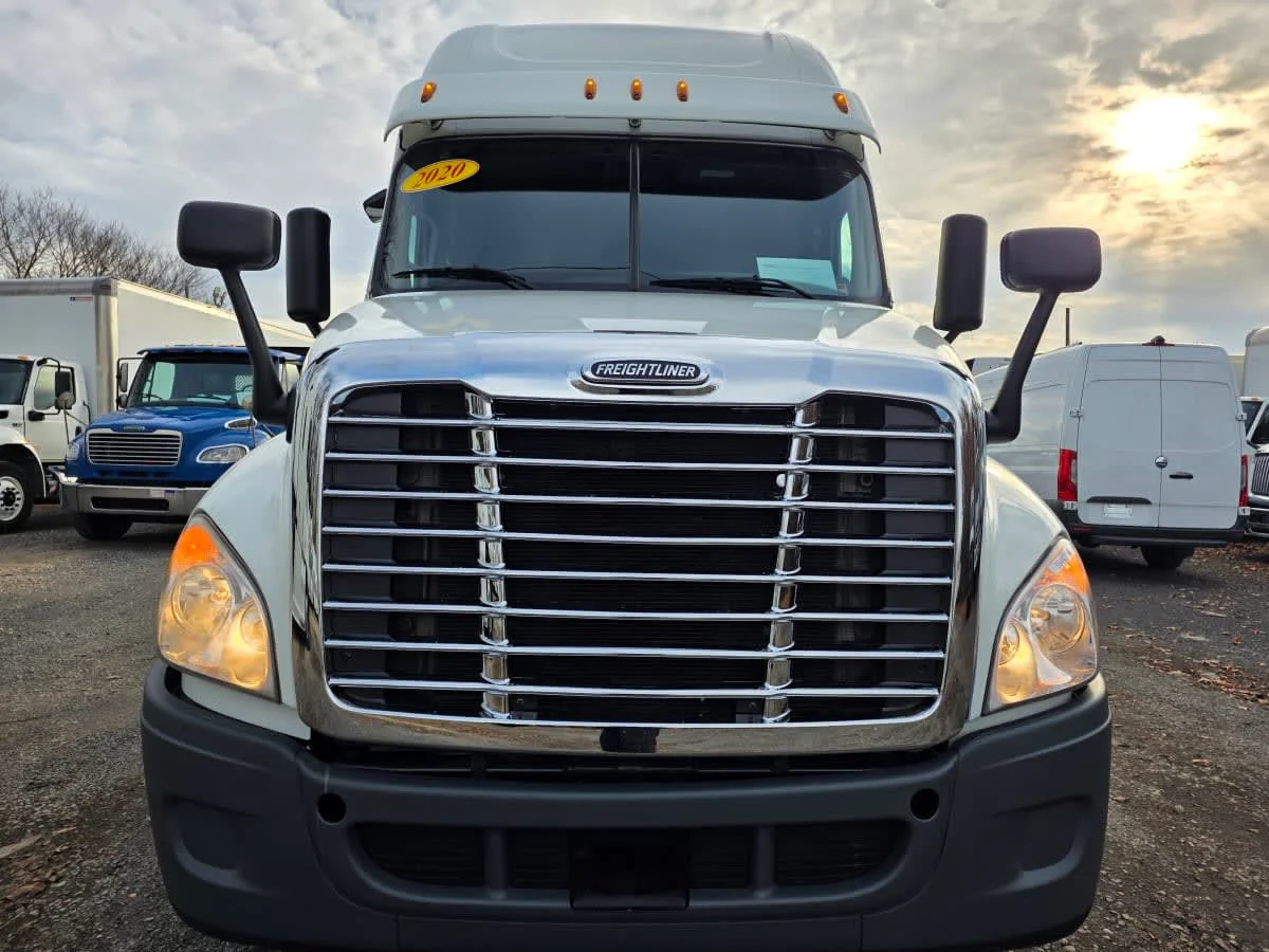 2020 Freightliner Cascadia - image 2