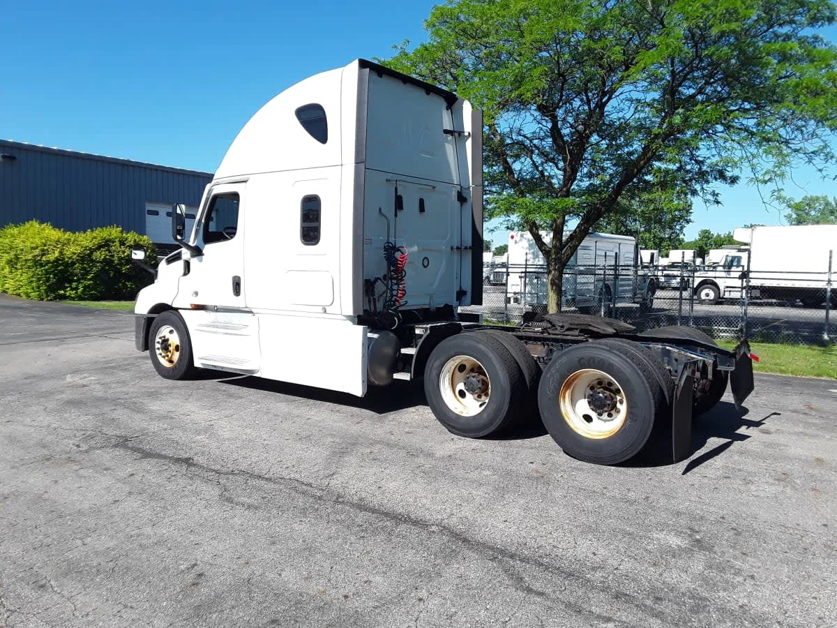 2021 Freightliner Cascadia in Hilliard, OH — photo 6